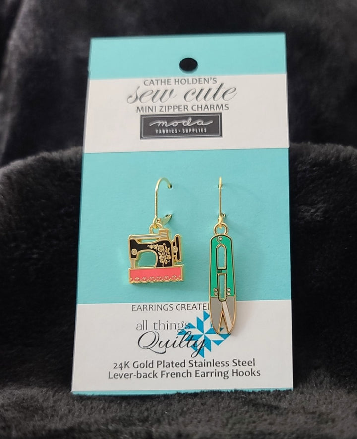 SEW CUTE MINI CHARM BOUCLES D’OREILLES - Machine à coudre et coupe-fil