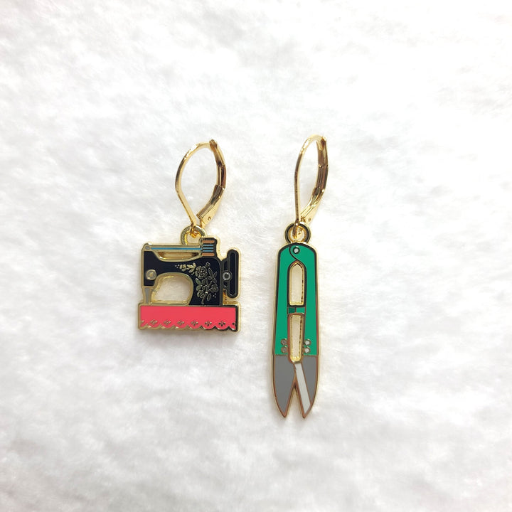 SEW CUTE MINI CHARM BOUCLES D’OREILLES - Machine à coudre et coupe-fil
