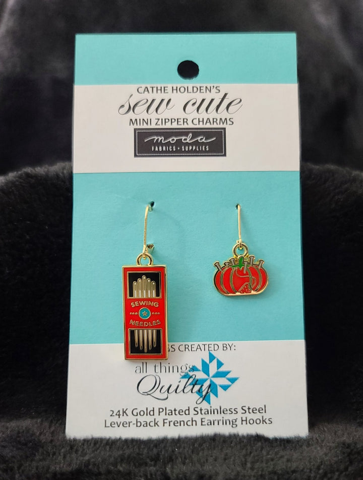 SEW CUTE MINI CHARM BOUCLES D’OREILLES - Aiguilles et coussin à épingles